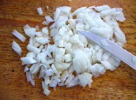 Подрібнюємо цибулю