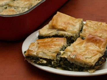 шматочки пирога зі шпинатом і сиром