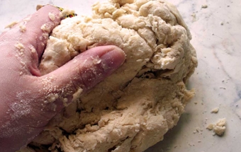 замішуємо тісто руками