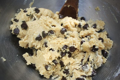 додаємо в тісто шоколадні крапельки