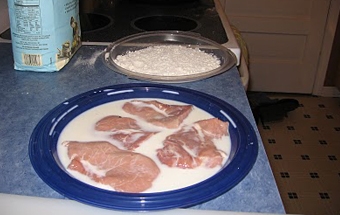 замочуємо відбивні в молоці