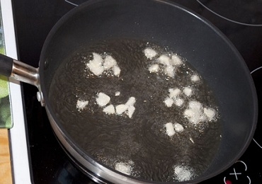 Часник обсмажуємо в олії, щоб воно ввібрало часниковий аромат