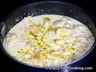 курка з соусом і спеціями