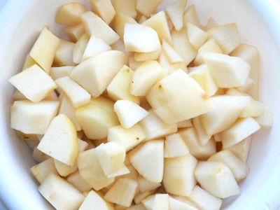 нарізаємо грушу на шматочки