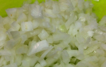 подрібнюємо цибулю