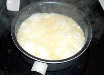Висипаємо цукор на масло