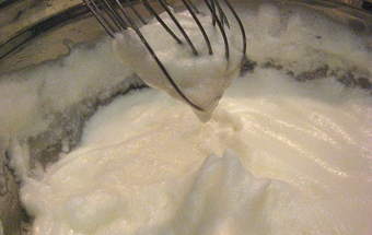 збиваємо яєчні білки