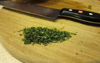 дрібно рубаємо листя чебрецю
