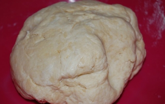 додаємо в суміш воду і замішуємо тісто