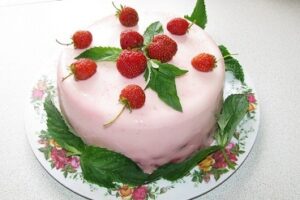 Десерт зі сметани і ягід