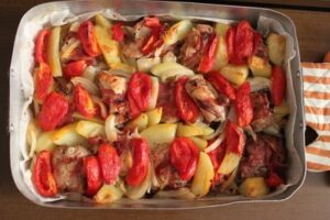 Кролик з картоплею в духовці