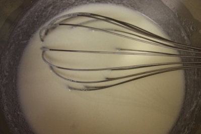 змішуємо сметану з йогуртом і рослинним маслом