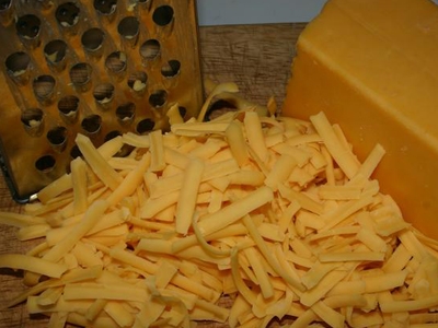 натираємо на тертку сир