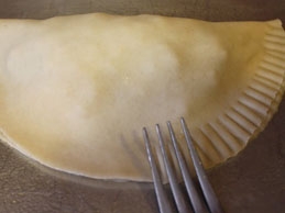 придавлюємо край півмісяця виделкою