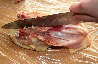 розрізаємо грудинку