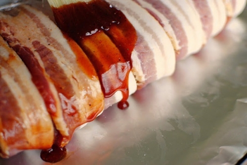 Покриваємо рулет соусом барбекю