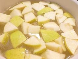 висипаємо яблука з сироп