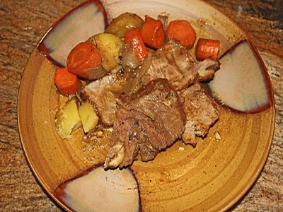 м'ясо на тарілці