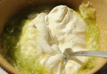 Додаємо в суміш подрібнений огірок