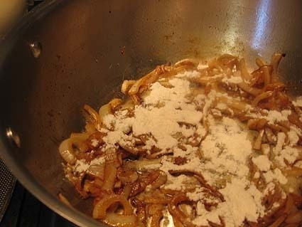 цибулю з борошном