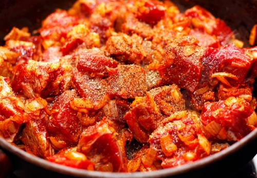 додаємо м'ясо і паприку