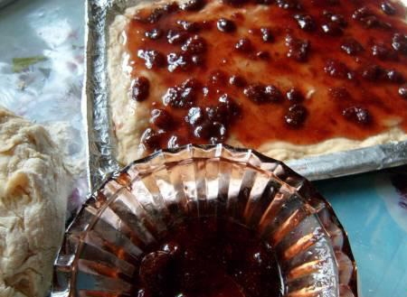 пласт тіста змащуємо варенням