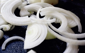 подрібнюємо цибулю