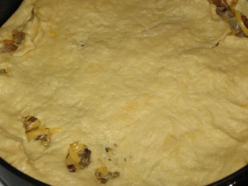 Накритий тестом пиріг заливаємо готової заливкою