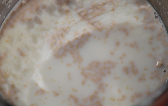 розчиняємо дріжджі в молоці