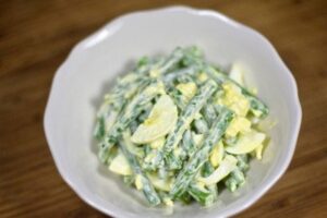 Салат на швидку руку з яєць і стручкової квасолі