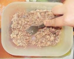 розминаємо консерву виделкою