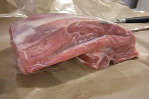 м'ясо на столі