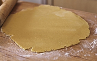 з тіста розкачуємо млинець