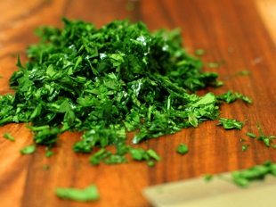 Дрібно рубаємо зелень петрушки