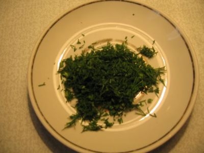 дрібно шаткуємо кріп