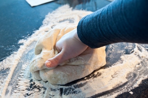 тісто в руці