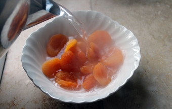 заливаємо курагу окропом