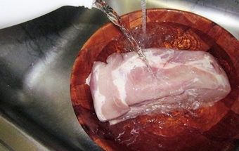 промиваємо м'ясо під водою