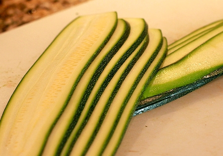 Нарізаємо пластинками кабачки