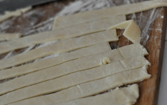 нарізаємо на смужки тісто