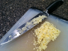 дрібно рубаємо часник