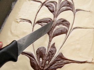 розмазуємо темне тісто по світлому ножем