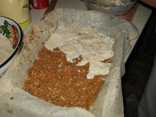 застеляємо лавашем фарш
