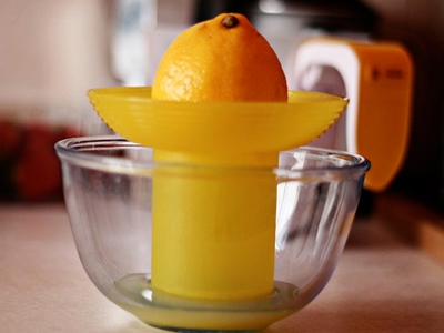 Вичавлюємо сік з лимона