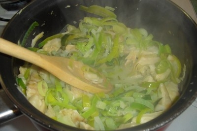 обсмажуємо цибулю-порей і артишоки