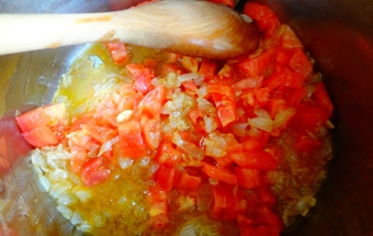 тушкуємо цибулю з помідорами