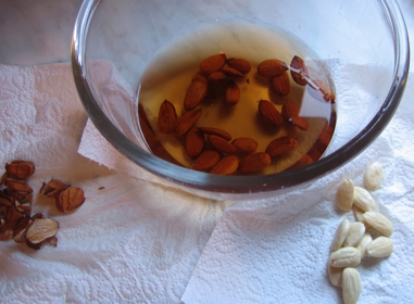 Відчищаємо мигдаль від шкірки