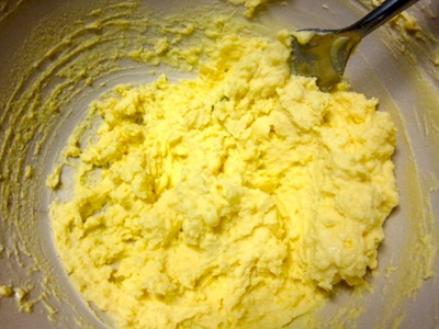 З'єднуємо жовтки з майонезом і часником