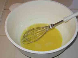 збиваємо яйця віночком