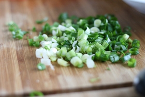 подрібнюємо зелений лук